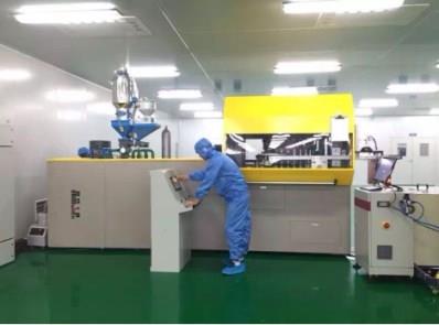 Continuous cap compression molding Continuous cap compression molding